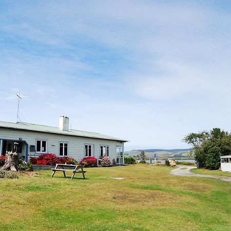 Surat Bay Lodge By The Sea/Backpackers Hostel Owaka Bagian luar foto