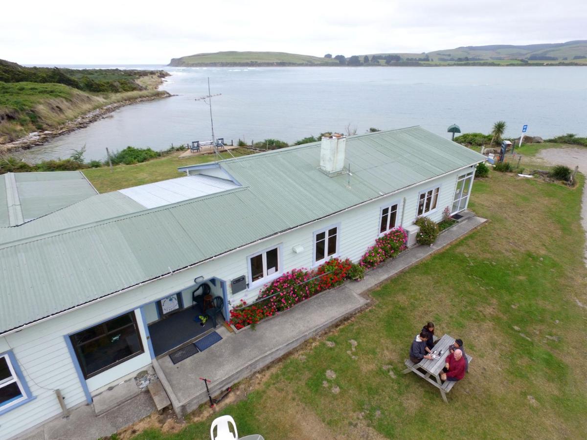 Surat Bay Lodge By The Sea/Backpackers Hostel Owaka Bagian luar foto