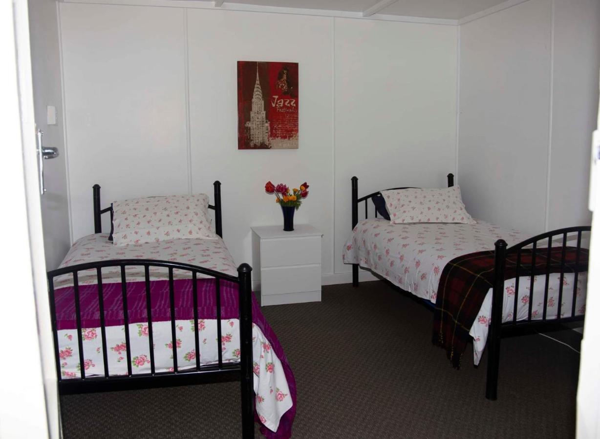 Surat Bay Lodge By The Sea/Backpackers Hostel Owaka Bagian luar foto