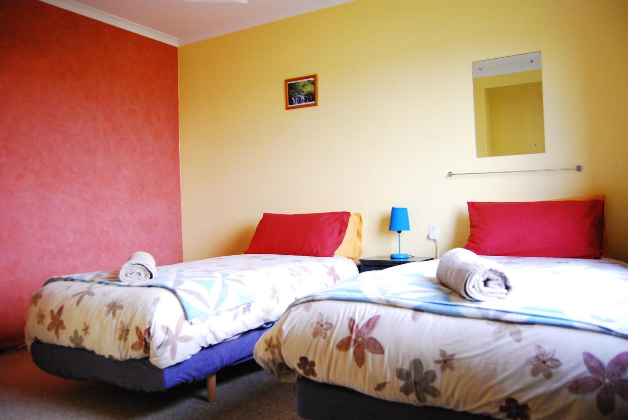 Surat Bay Lodge By The Sea/Backpackers Hostel Owaka Bagian luar foto