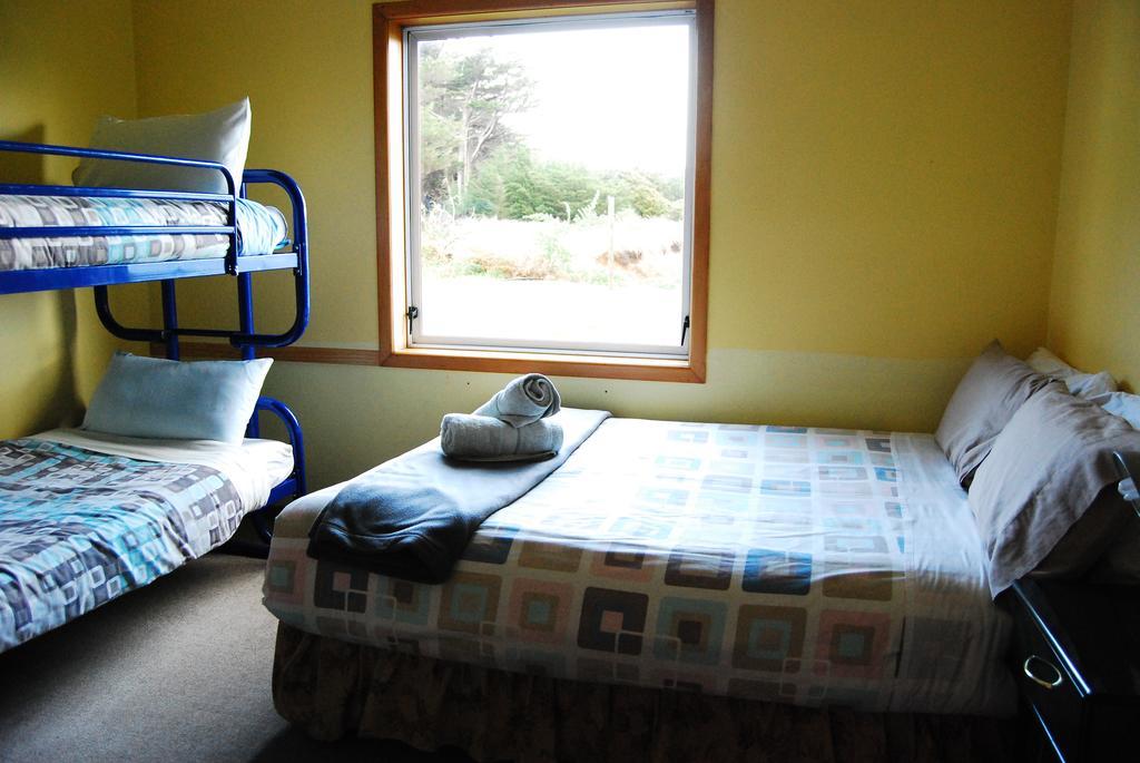 Surat Bay Lodge By The Sea/Backpackers Hostel Owaka Bagian luar foto